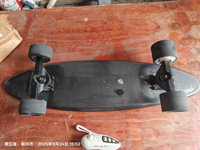 Maxfind ultra-thin electric skateboard