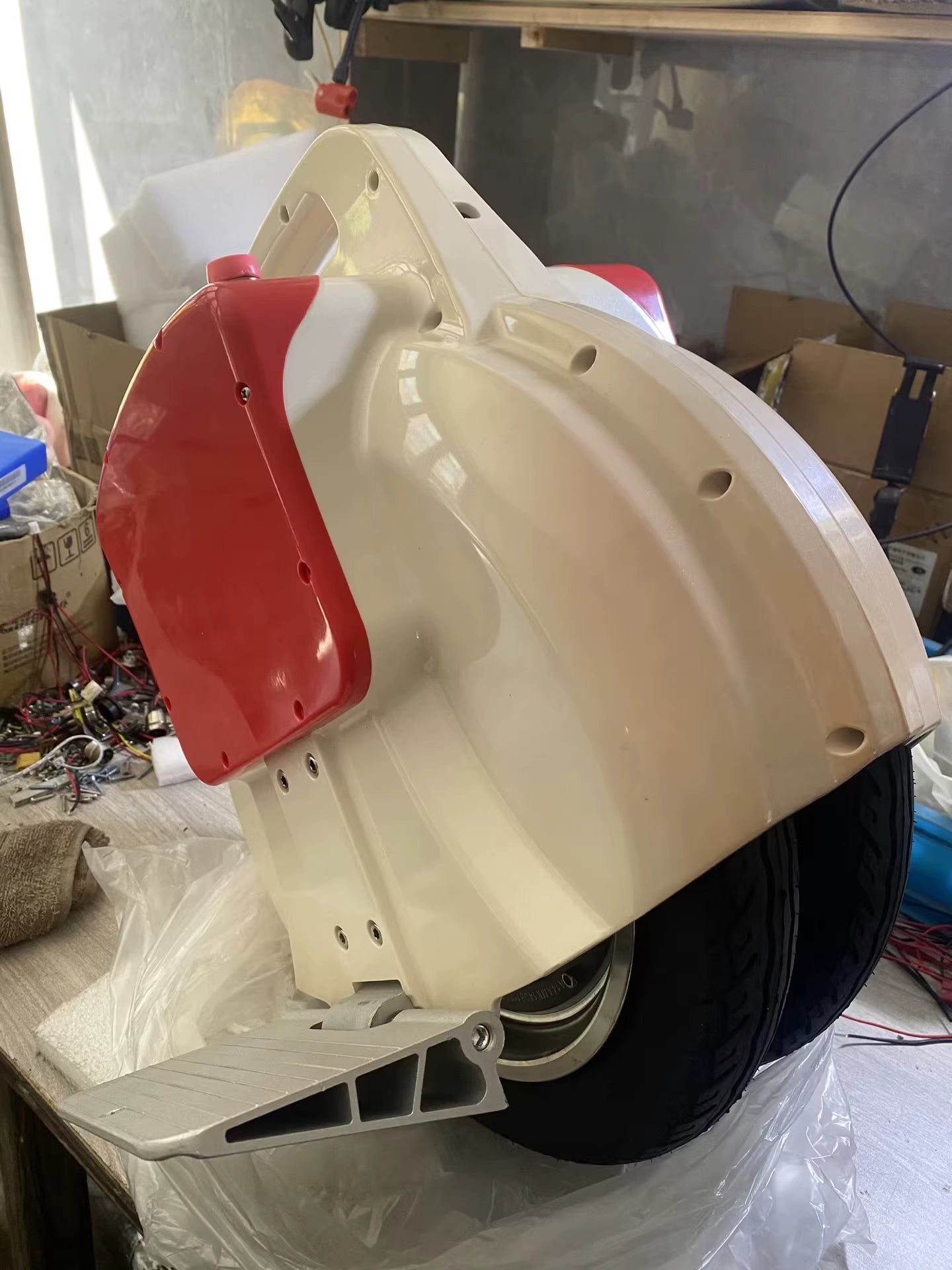 Electric two-wheeled unicycle